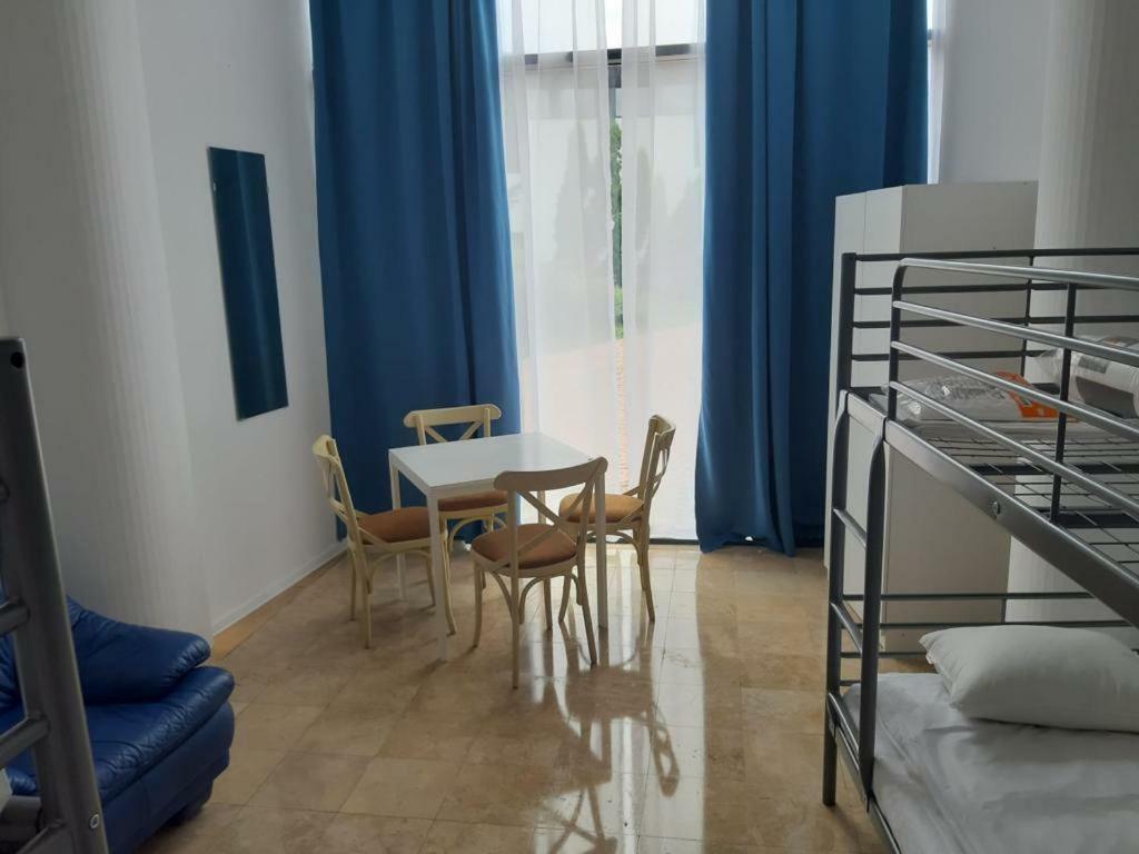 Hotel Andy Km 36 布加勒斯特 外观 照片